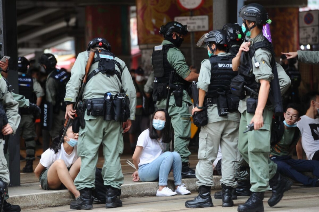 Người biểu tình bị cảnh sát bắt giữ tại Vịnh Causeway, Hong Kong, vào ngày 1/7/2020. (Song Bilung / The Epoch Times)