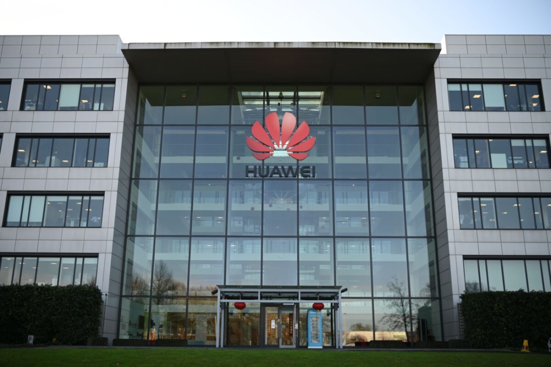 Một bức ảnh cho thấy logo của công ty Trung Quốc Huawei tại các văn phòng chính của họ ở Reading, phía tây London, vào ngày 28/1/2020. (Daniel Leal-Olivas / AFP qua Getty Images)