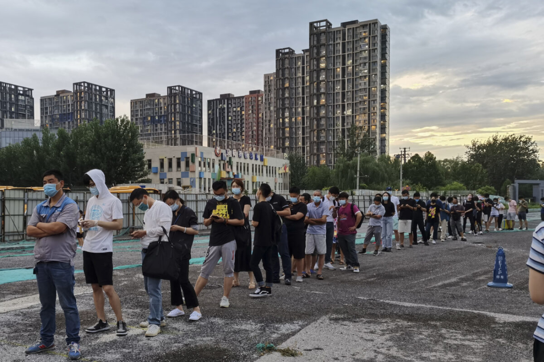 Người dân xếp hàng chờ thực hiện xét nghiệm kiểm tra viêm phổi Vũ Hán - COVID-19 bằng tăm bông tại một trạm xét nghiệm ở Bắc Kinh vào ngày 6/7/2020. (Lintao Zhang / Getty Images)