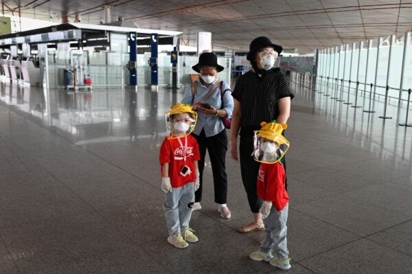 Người dân đeo khẩu trang bên trong nhà ga tại sân bay quốc tế Bắc Kinh, Trung Quốc, vào ngày 17/6/2020. (Getty Images)