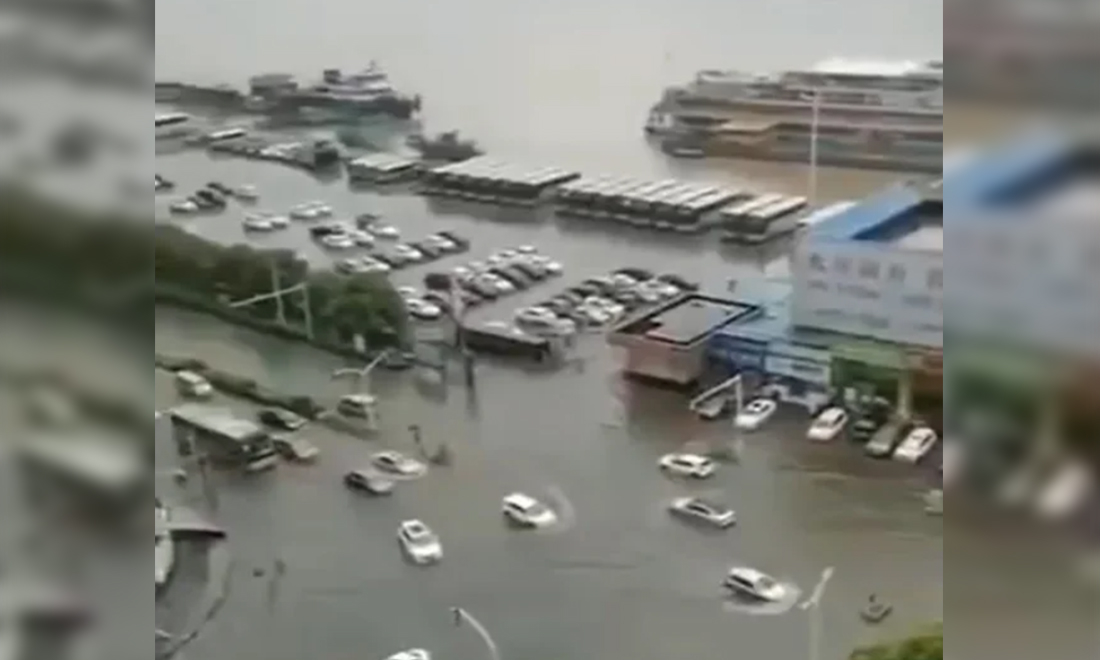 Mặt sông Dương Tử đã dâng lên ngang với mặt đường, không cách nào phân rõ đâu là sông, đâu là đường!