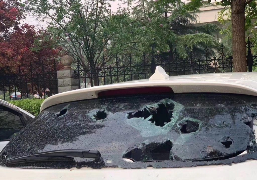 Cửa sổ của nhiều chiếc xe bị đập vỡ.
