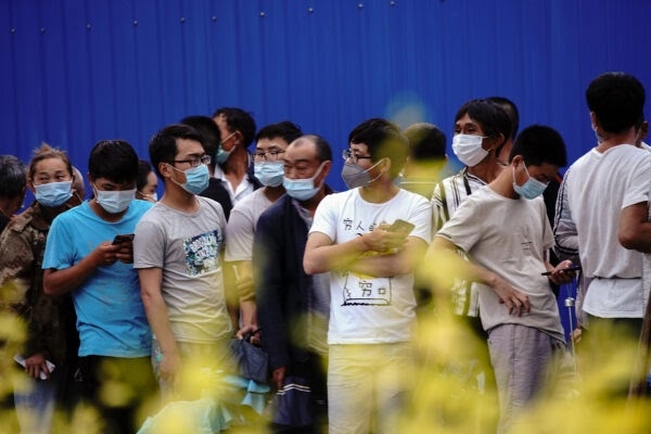 Các cư dân đến thăm hoặc sống gần chợ Tân Phát Địa xếp hàng để thực hiện xét nghiệm axit nucleic ở Bắc Kinh, Trung Quốc vào ngày 19/06/2020. (Getty)