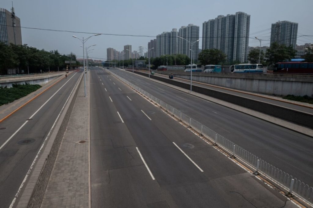 Một đường cao tốc gần như bị bỏ hoang ở Bắc Kinh, Trung Quốc sau khi dịch virus viêm phổi Vũ Hán bùng phát tại thành phố trong những tuần gần đây vào ngày 20/06/2020. (Getty)