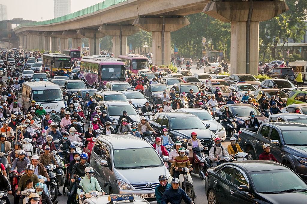 Việt Nam đang có hàng chục triệu xe máy lưu thông trên đường mỗi ngày. (Ảnh: Linh Pham/Getty Images)