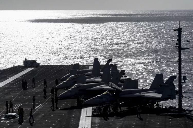 Thủy thủ và chiến đấu cơ trên tàu USS Theodore Roosevelt. (Ảnh: U.S. Navy)