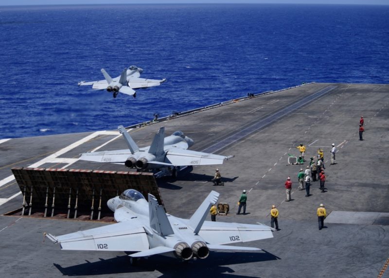 Chiến đấu cơ F/A-18E Super Hornet cất cánh từ boong tàu USS Theodore Roosevelt. (Ảnh: U.S. Navy)