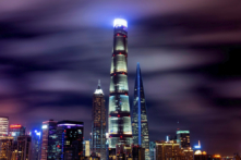 Tòa tháp cao nhất Thượng Hải biến thành ‘Hoa Quả Sơn Thuỷ Liêm Động’, dột từ tầng 50 xuống tầng 9