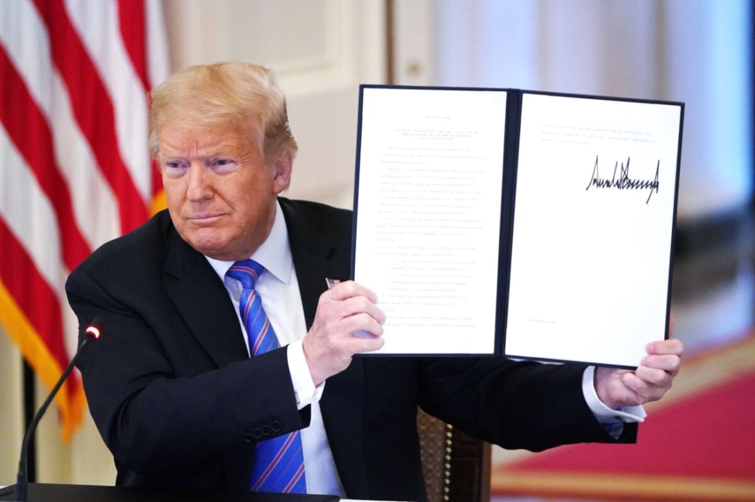 Tổng thống Donald Trump cầm một sắc lệnh hành pháp về "Tiếp tục Hội đồng Quốc gia của Tổng thống về Công nhân Hoa Kỳ và Ban Cố vấn Chính sách Lực lượng lao động Mỹ" trong Phòng phía Đông của Nhà Trắng ở Washington, vào ngày 26/6/2020. (Mandel Ngan / AFP / Getty Images)