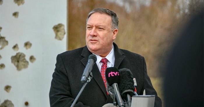 Bộ trưởng Ngoại giao Hoa Kỳ Michael R. Pompeo thăm Cổng tưởng niệm Tự do ở Bratislava, Slovakia, vào ngày 12/2/2019 (ảnh: Bộ Ngoại giao Hoa Kỳ).