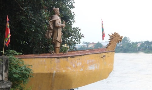 Tượng Chiêu Văn Vương Trần Nhật Duật đứng trước mũi tàu hướng trông dòng Lô được đặt tại bến Tam Giang (phường Bạch Hạc, thành phố Việt Trì). (Ảnh: Tú Anh, baophutho.vn, dẫn qua trithucvn)