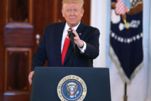 TT Trump xem xét một số sắc lệnh hành pháp về Trung Quốc, Nhập cư, và Sản xuất