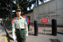 Nhân viên ngoại giao Mỹ rời lãnh sự quán ở Thành Đô, Nhà Trắng cảnh cáo chiêu ‘ăn miếng trả miếng’ của Trung Quốc