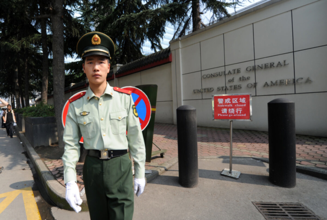 Nhân viên ngoại giao Mỹ rời lãnh sự quán ở Thành Đô, Nhà Trắng cảnh cáo chiêu ‘ăn miếng trả miếng’ của Trung Quốc
