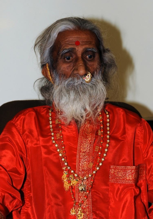 Bậc thầy yoga Ấn Độ “không ăn không uống” qua đời ở tuổi 90