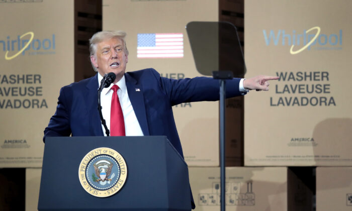 Tổng thống Donald Trump nói chuyện với các công nhân tại một cơ sở sản xuất của hãng Whirlpool ở Clyde, Ohio, vào ngày 6/8/2020. (Ảnh: Scott Olson/Getty Images)