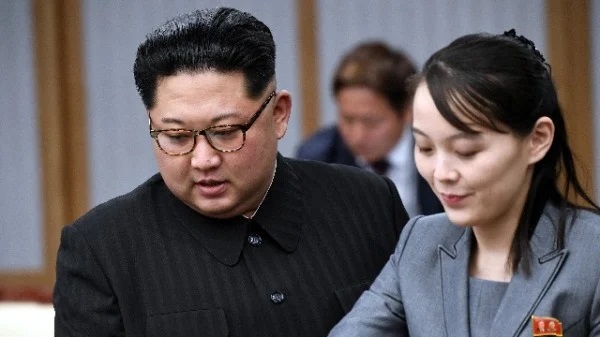 Kim Jong-un và Kim Yo-jung đang tham gia hội nghị thượng đỉnh Triều Tiên-Triều Tiên tại Panmunjom, Hàn Quốc, ngày 27 tháng 4 năm 2018. (Ảnh secretchina.com)