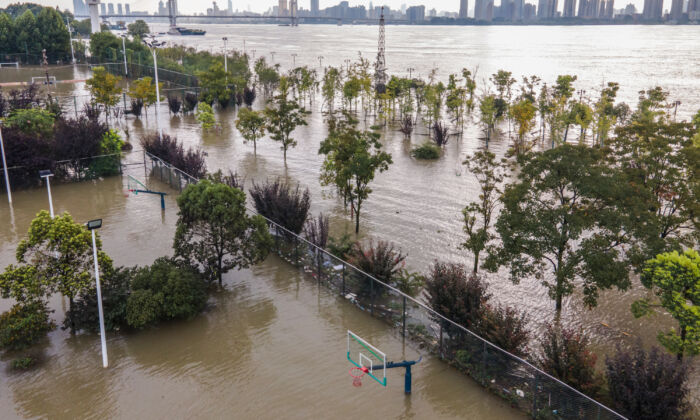 Mực nước trên sông Trường Giang lên đến mức nguy hiểm
