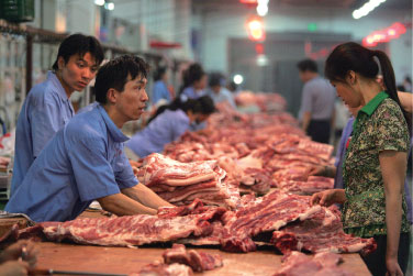 Trung Quốc: Giá thịt heo tăng hơn 85%, giá trứng gà tăng 34%, người dân bất bình
