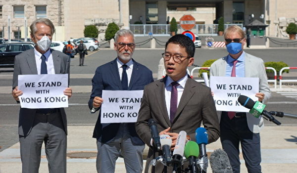 Ngày 25/8, nhân sỹ dân chủ Hồng Kông La Quan Thông tổ chức một cuộc họp báo bên ngoài tòa nhà Bộ Ngoại giao Italy, biểu tình phản đối chuyến đi của ông Vương Nghị. (Ảnh Marco D'Ippolito / The Epoch Times)