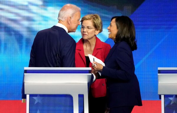 Cựu Phó Tổng thống Joe Biden trò chuyện với Thượng nghị sĩ Elizabeth Warren (giữa) và bà Kamala Harris (phải) sau khi kết thúc cuộc tranh luận tổng thống Hoa Kỳ của Đảng Dân chủ năm 2020 tại Houston ngày 12/9/2019. (Ảnh: Mike Blake/File Photo/Reuters qua The Epoch Times)