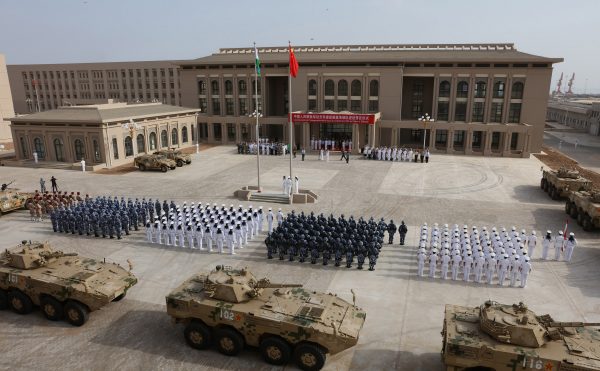Lực lượng Quân đội Giải phóng Nhân dân Trung Quốc tham dự lễ khai trương căn cứ quân sự mới của Trung Cộng ở Djibouti vào ngày 1/8/2017. (Ảnh: STR/AFP/Getty Images qua The Epoch Times)