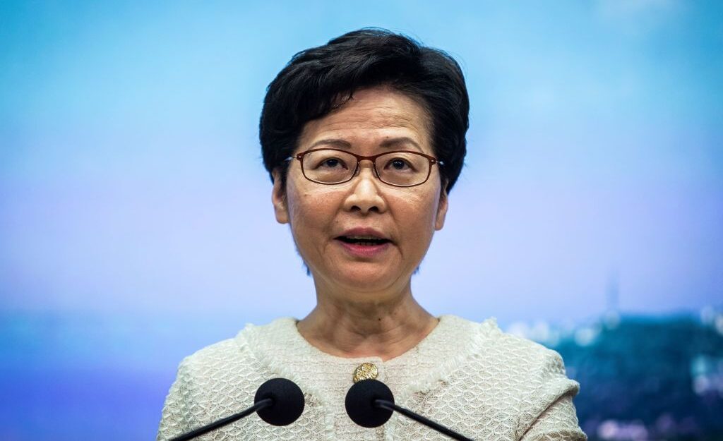 Bà Carrie Lam- Trưởng đặc khu Hồng Kong phát biểu với giới truyền thông về luật an ninh quốc gia mới được áp dụng cho thành phố trong cuộc họp báo hàng tuần của bà ở Hồng Kông vào ngày 7 tháng 7 năm 2020. (Ảnh của ISAAC LAWRENCE / AP qua The Epoch Times.)