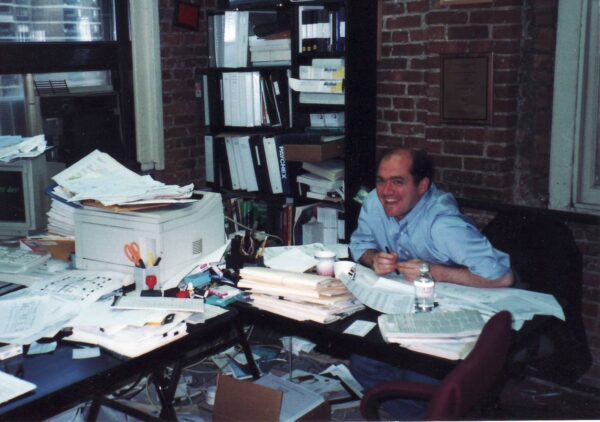 Mariotti tại bàn làm việc của anh ấy vào năm 1998. ( Được phép của Steve Mariotti)