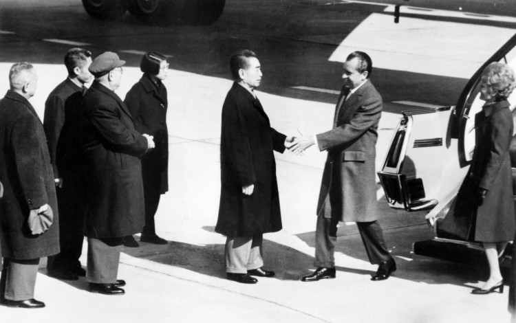 Thủ tướng Trung Quốc Chu Ân Lai chào đón Tổng thống Hoa Kỳ Richard Nixon trong chuyến thăm chính thức tới Bắc Kinh, Trung Quốc vào ngày 21/2/1972. TT Richard Nixon đã tìm cách chơi con bài Trung Cộng như một cách để giành lợi thế trong cuộc cạnh tranh với Liên Xô. (Ảnh: AFP/Getty Images qua The Epoch Times)