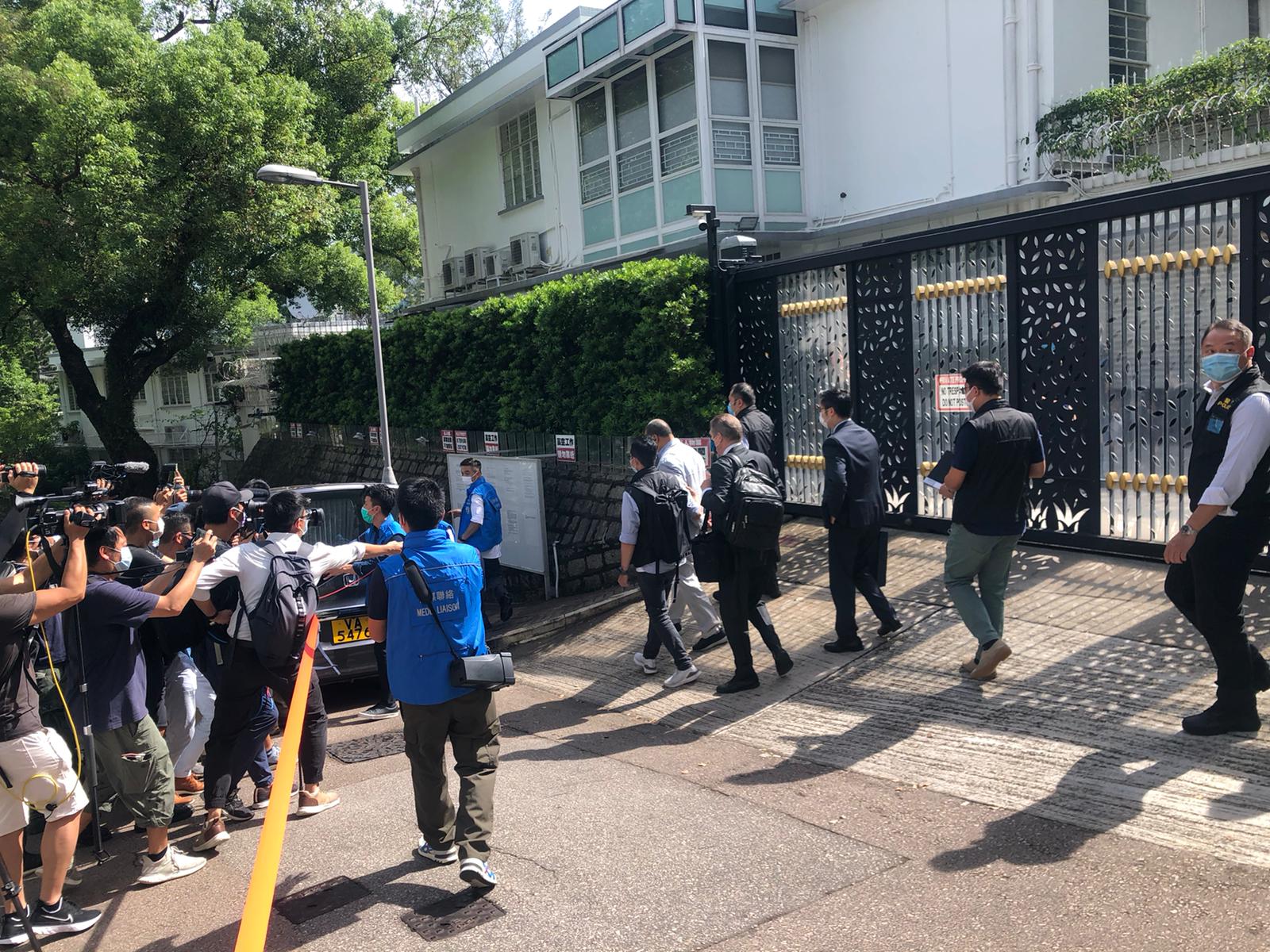 Ông Jimmy Lai bị cảnh sát bắt tại nhà riêng ở Hồng Kông vào ngày 10/8/2020. (Ảnh Sarah Liang / The Epoch Times Hồng Kông)