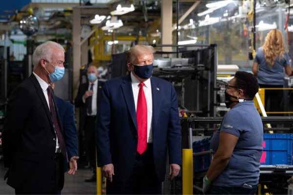 Tổng thống Hoa Kỳ Donald Trump (thứ 2 bên trái) đeo khẩu trang khi ông nói chuyện với một nhân viên trong khi đi thăm Nhà máy Sản xuất của Tập đoàn Whirlpool ở Clyde, Ohio, vào ngày 6/8/2020 (Ảnh: Jim Watson/AFP qua Getty Image qua The Epoch Times)