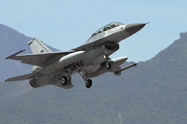 <em>Ngày 29/8, Bộ Tư lệnh Không quân Đài Loan cho biết, xung quanh các mục tiêu phòng hộ trọng yếu đã được bố trí gấp đôi hỏa lực phòng không, và tăng cường sức chiến đấu cho các bộ phận phòng hộ có liên quan, đảm bảo an toàn phòng không. Hình tư liệu máy bay F-16 (Ảnh: PATRICK LIN / AFP)</em>