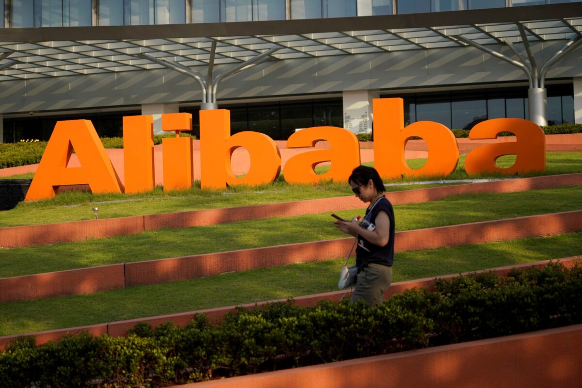 Logo của Tập đoàn Alibaba được nhìn thấy tại trụ sở chính của công ty ở Hàng Châu, tỉnh Chiết Giang, Trung Quốc, vào ngày 20/7/2018. (Ảnh: Aly Song/Reuters qua The Epoch Times)