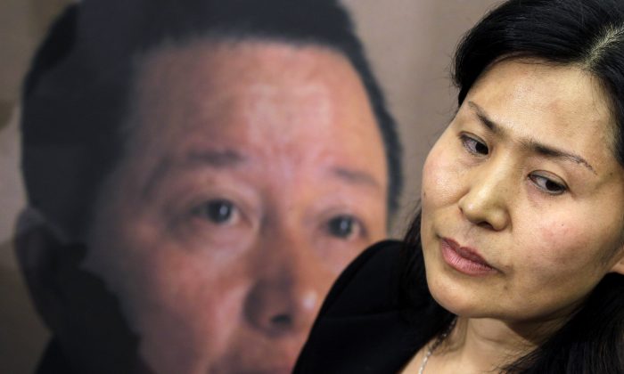 Bà Cảnh Hòa, vợ của luật sư nhân quyền Trung Quốc đã mất tích Cao Trí Thịnh trên Đồi Capitol ở Washington, Thứ Ba, ngày 18 tháng 1 năm 2011. (Ảnh AP / Charles Dharapak)