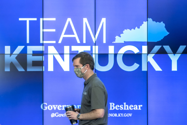 <em>Thống đốc bang Kentucky, Andy Beshear bước lên bục trong một cuộc họp truyền thông để cập nhật cho khán giả biết những thông tin về đại dịch COVID-19, ở Frankfort, Ky. vào ngày 3/5/2020. (Ảnh: Ryan C. Hermens/Lexington Herald-Leader qua AP)</em>