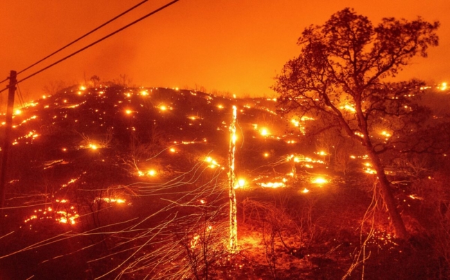 <em>Cháy rừng tại bang California, ngày 18 tháng 8 năm 2020. (Ảnh: Noah Berger / AP)</em>