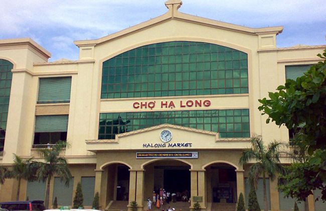 Chợ Hạ Long vắng khách. ( Ảnh dulichhe.hongphong.gov.vn)