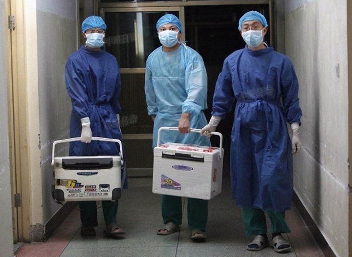 <em>Các bác sĩ đang mang theo thùng nội tạng tươi phục vụ cho việc cấy ghép, ảnh chụp ngày 16/08/2012 tại bệnh viện tỉnh Hà Nam, Trung Quốc (Ảnh chụp qua màn hình trang Sohu.com)</em>