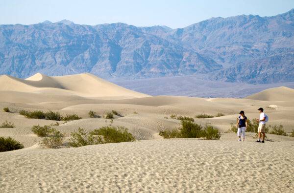 Người dân đi bộ trong Cồn cát Mesquite, trong Vườn quốc gia Thung lũng Chết, California khi nhiệt độ ghi nhận đạt mức kỷ lục vào ngày 29 tháng 6 năm 2013. (Ảnh Reuters)