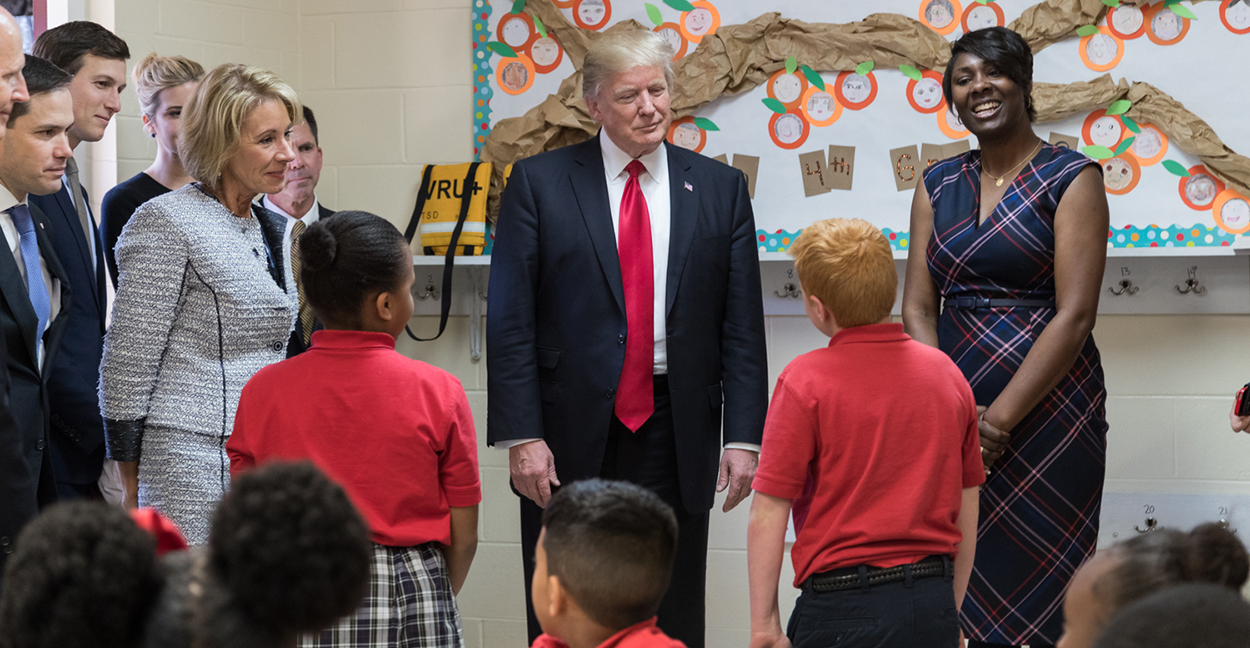 Tổng thống Donald Trump tham gia chuyến thị sát Trường Công giáo Saint Andrews vào thứ Sáu, ngày 3 tháng 3 năm 2017, tại Orlando, Florida. (Ảnh Whitehouse)