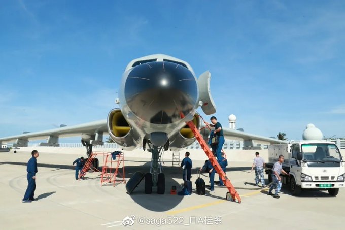 Máy bay ném bom Xian H-6J- phiên bản cải tiến của máy bay ném bom H-6 của Trung Quốc, dường như đậu trên đường băng ở đảo Phú Lâm. (Ảnh Rupprecht Deino / Twitter)