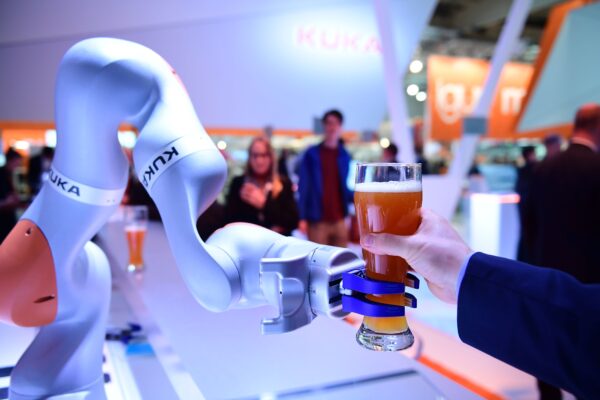 Một robot phục vụ bia tại gian hàng Kuka tại Hội chợ ở Hanover, Đức, vào ngày 24/4/2017. (Ảnh Tobias Schwarz / AFP / Getty Images)