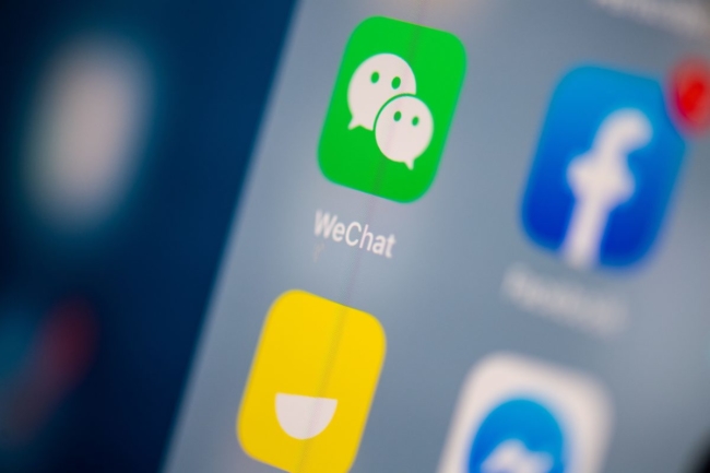 <em>Logo của ứng dụng nhắn tin tức Trung Quốc WeChat trên màn hình của máy tính bảng, vào ngày 24 tháng 7 năm 2019. (Ảnh: Martin Bureau / AFP / Getty Images)</em>