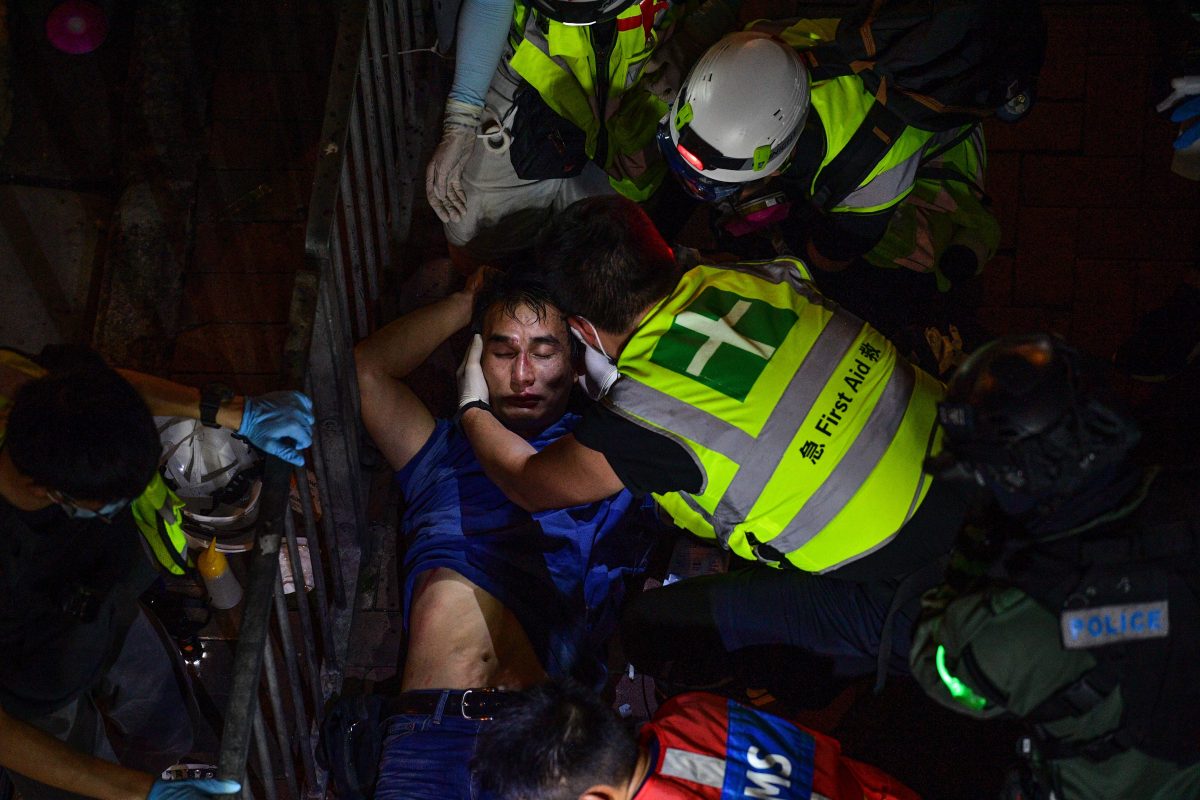<em>Một người đàn ông bị thương trong cuộc biểu tình đang được nhân viên cứu hộ chăm sóc bên ngoài ga tàu điện ngầm North Point ở Hồng Kông vào ngày 15/9/2019. (Nicolas Asfouri/AFP/Getty Images)</em>