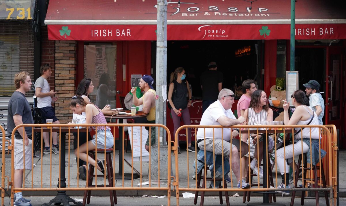 <em>Mọi người uống rượu ngoài trời tại các quán bar và nhà hàng trong khu phố Hells Kitchen của New York vào ngày 7/6/2020. (Ảnh: Bryan R. Smith/AFP qua Getty Images)</em>