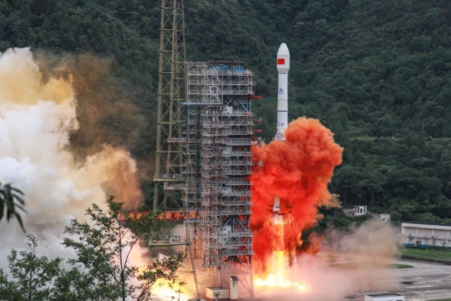 Hỏa tiễn Trường Chinh 3B mang theo vệ tinh Beidou-3GEO3 rời khỏi bệ phóng từ Trung tâm phóng vệ tinh Xichang phía tây nam tỉnh Tứ Xuyên của Trung Quốc ngày 23 tháng 6 năm 2020. (Ảnh: STR / AFP thông qua Getty Images)