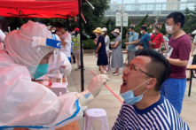 Khu vực Tân Cương đẩy mạnh phong tỏa để kiểm soát virus khiến người dân bực bội