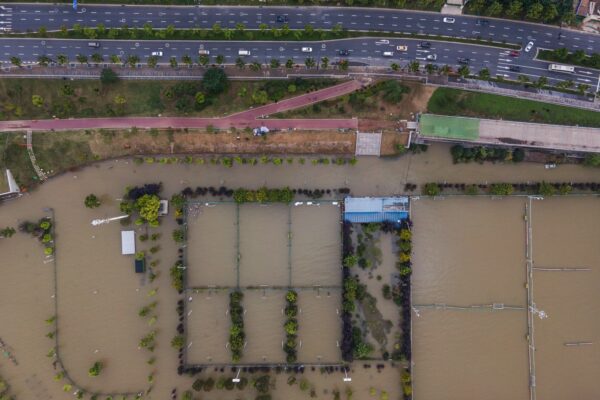 Một sân thể thao dọc theo sông Dương Tử bị ngập ở Vũ Hán thuộc tỉnh Hồ Bắc, Trung Quốc vào ngày 28 tháng 7 năm 2020. (Ảnh STR / AFP qua Getty Images)