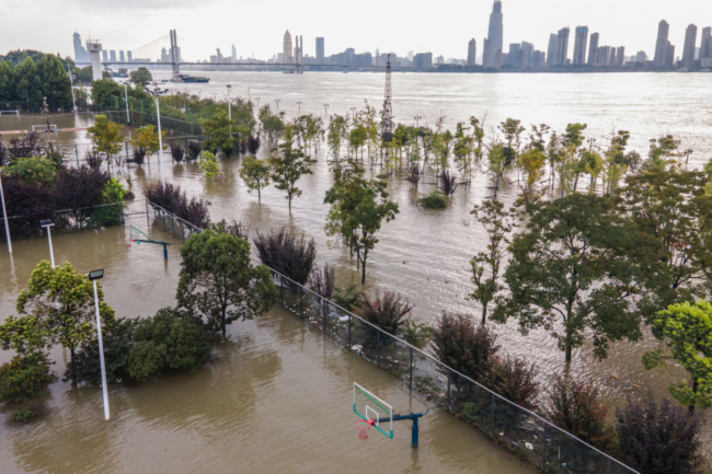 Trung Quốc: Đỉnh lũ di chuyển dọc theo sông Trường Giang, mực nước lên đến mức nguy hiểm