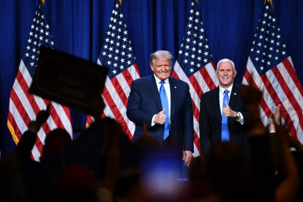 TT Donald Trump và Phó TT Mike Pence trên sân khấu trong ngày đầu tiên của Đại hội Toàn quốc của Đảng Cộng hòa ở Charlotte, N.C., ngày 24/8/2020. (Ảnh Getty Images)